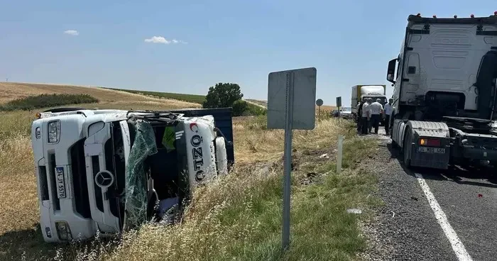 Tekirdağ’da tarlaya devrilen tırda sürücü yaralandı