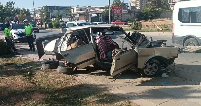 Ortalık savaş alanına döndü! Karşı şeride savrulan araç zincirleme kazaya neden oldu: 1 i ağır 10 yaralı