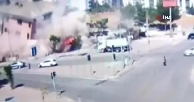 Kahramanmaraş ta binanın iş makinesinin üzerine çöktü! Korku dolu anlar kamerada