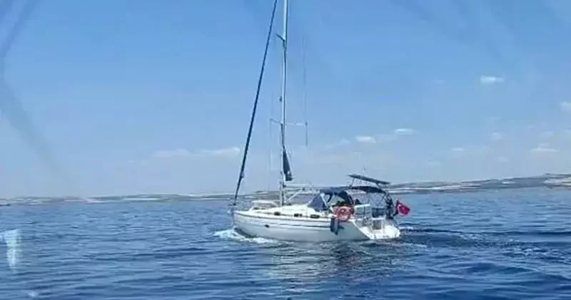 Yelkenli teknede 52 kaçak göçmen ile 2 organizatör yakalandı