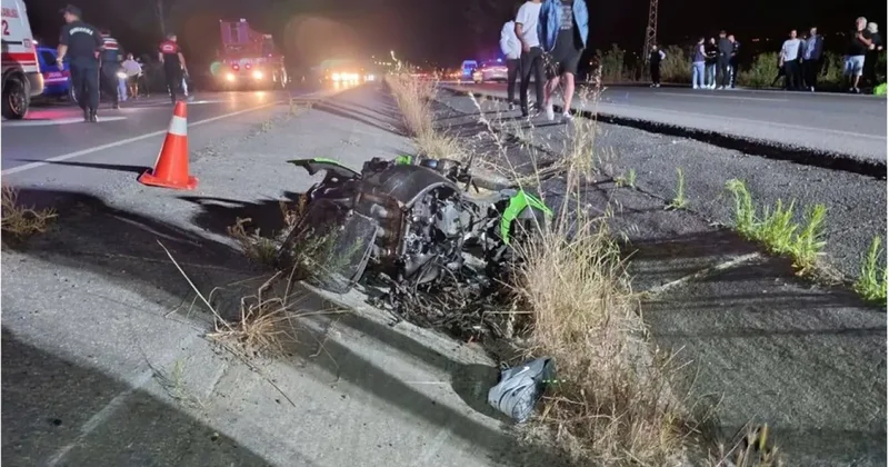 Farları yanmayan araç yarış yapan motosikletlere çarptı