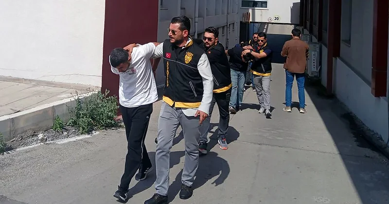 Adana da vahşet: Husumetlisi zannedip, kapıda bekleyen kardeşini öldürdü