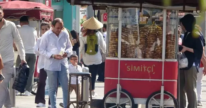 İstanbul’da sıcak hava bunalttı: Taksim’de turistler şemsiye ile gezdi
