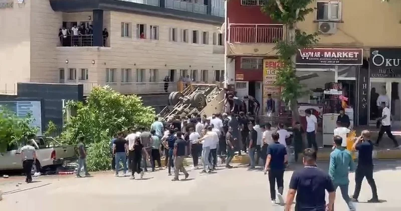 Facianın ucundan dönüldü! Freni boşalan kamyon taksi ve kaldırıma çarpıp takla attı
