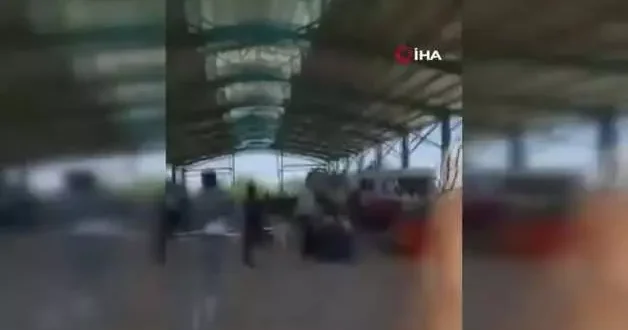 Şanlıurfa da pazarcılar taş ve sopalarla darp edildiği anlar kamerada