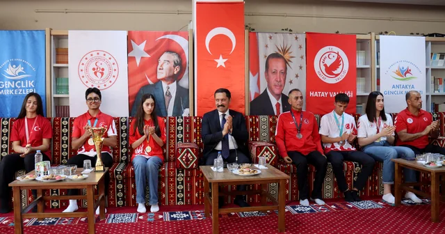 Hatay da başarılı depremzede sporcular ödüllendirildi Hatay Haberleri