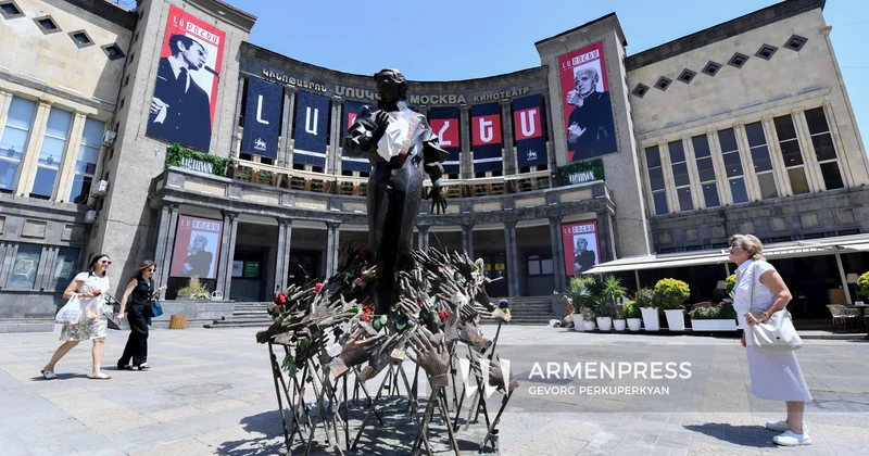 Yerevan da Charles Aznavour heykeli açıldı Agos