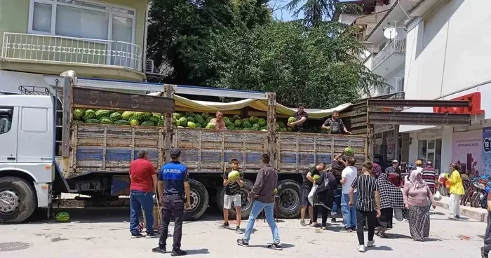 Hayırsever iş adamı vatandaşlara ücretsiz 20 ton karpuz dağıttı