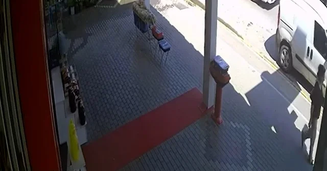 TIR dan düşen çelik halat ruloları araçlara çarptı, o anlar kamerada Kocaeli Haberleri
