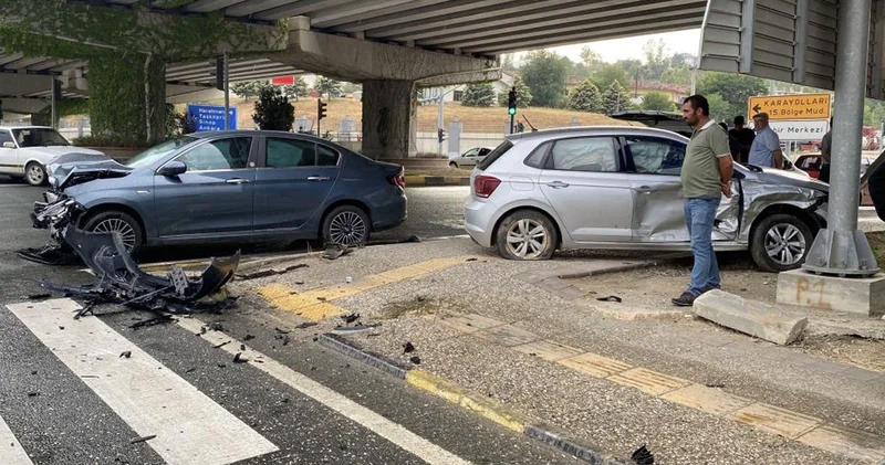 Kastamonu’da üç araç birbirine girdi: Çok sayıda yaralı var