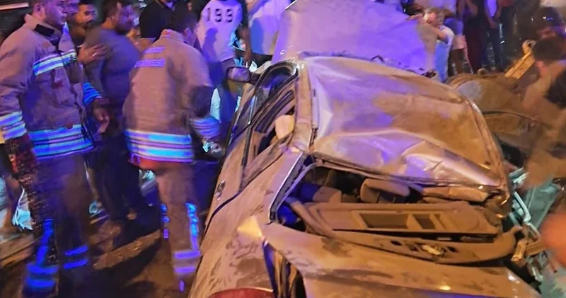 Hatay da otomobil aydınlatma direğine çarptı! Çok sayıda yaralı var