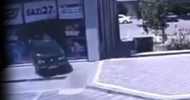 Otomobilin iş yerine girdiği kaza kamerada Gaziantep Haberleri