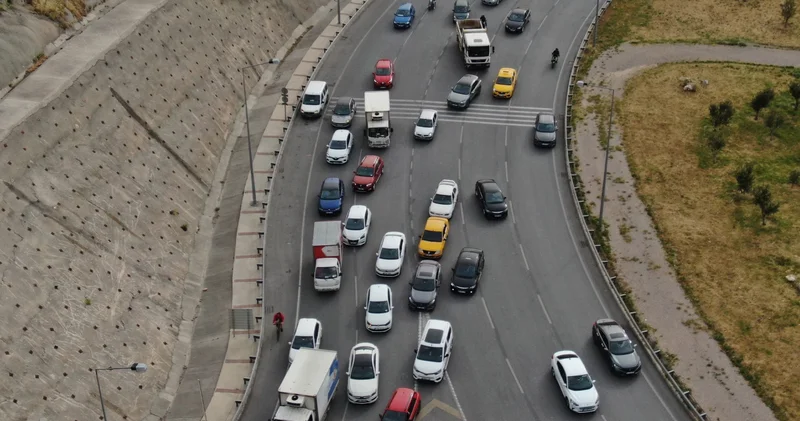 İzmir de trafiğe kayıtlı araç sayısı 2 milyon 20 bin 832 oldu