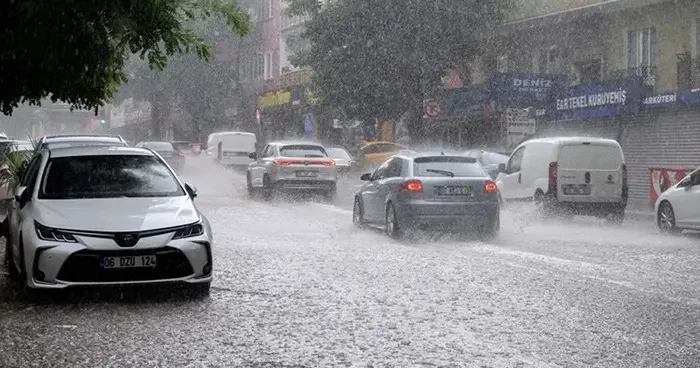 Başkentte sağanak yağış hayatı olumsuz etkiledi