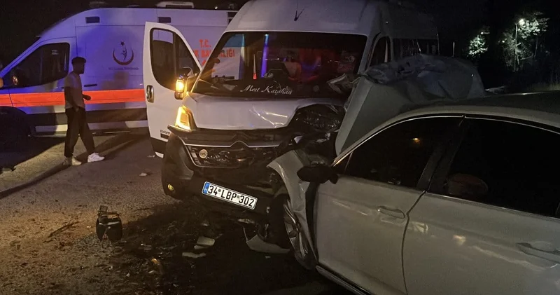 Servis ile otomobil kafa kafaya girdi: 10 kişi yaralandı