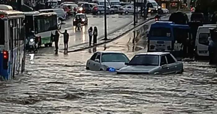 Ankara yı sağanak vurdu! Caddeler ve sokaklar göle döndü, araçlar akıntıya kapıldı! Vali Vasip Şahin den açıklama geldi