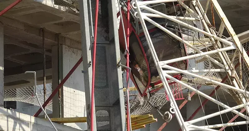 Kule vinç otomobilin üstüne devrildi, kabinde mahsur kalan operatör yaralandı