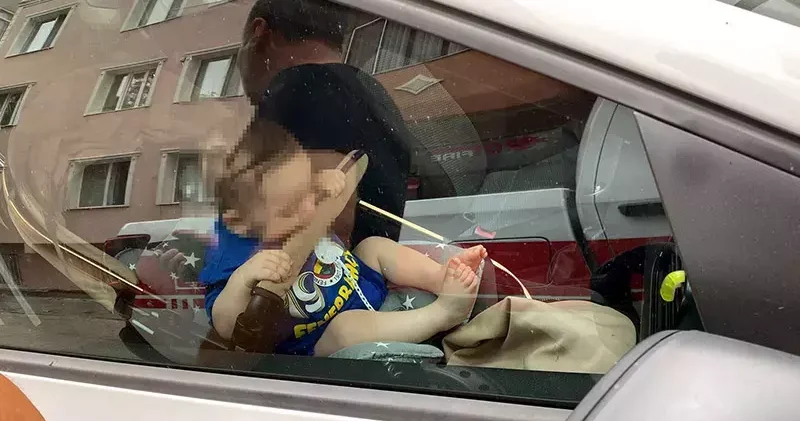 Otomobilde mahsur kalan 9 aylık bebek kurtarıldı