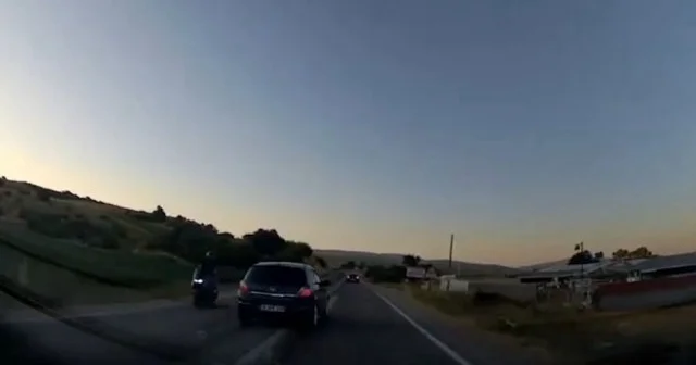 Bursa da hatalı sollama yapan otomobil motosikleti ezmekten kıl payı kurtuldu VİDEO İZLE