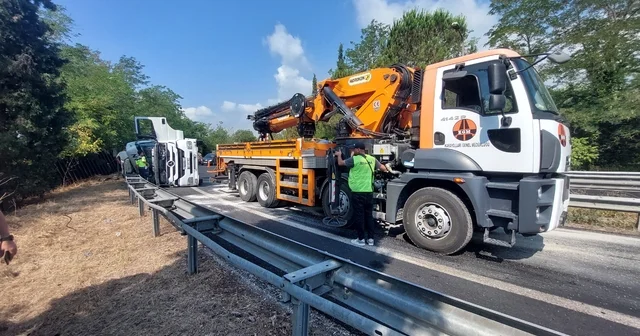 Sakarya da devrilen tır, trafiği aksattı Sakarya Haberleri