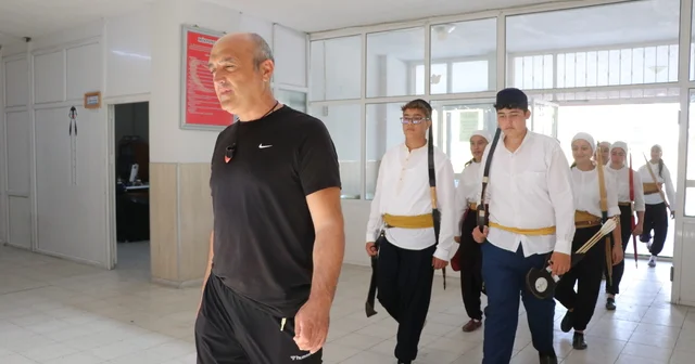 Kırılan okları öğrencileri ile tamir edip, şampiyon sporcular yetiştiriyor Kayseri Haberleri