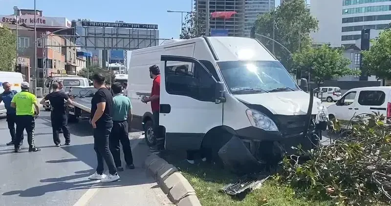 Ümraniye de yolun karşısına geçmeye çalışan çifte panelvan çarptı