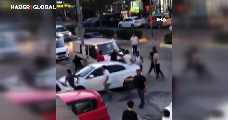 Esenyurt ta aile içi arazi kavgası kamerada: Sopalarla birbirlerine saldırdılar