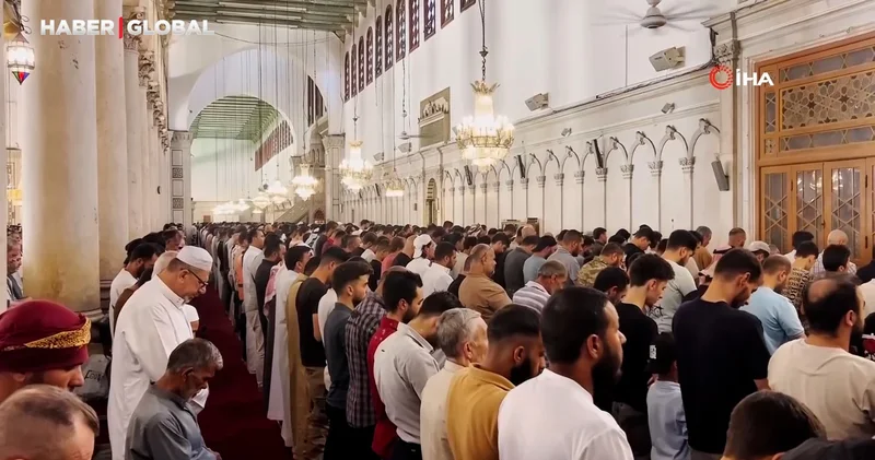 Suriyeliler Cuma namazını kılmak üzere tarihi Emevi Camii ne akın etti