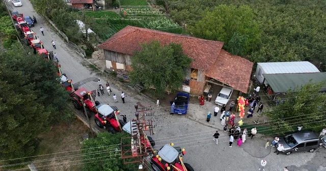 Düzce de çiftçi ailenin sünnet aracı traktör oldu Düzce Haberleri