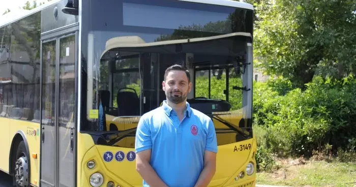 İETT şoförü otobüsü durdurup Türk bayrağındaki yangını söndürdü