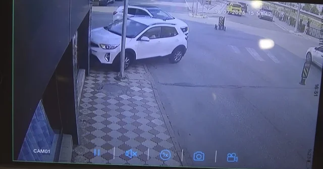 Amasya da, 3 kadının saniyelerle kurtulduğu kaza kamerada Amasya Haberleri