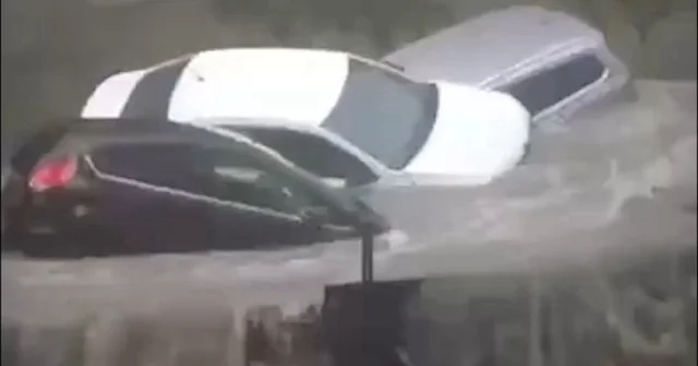 Ankara da selde sürüklenen araçlar üst üste çıktı VİDEO İZLE