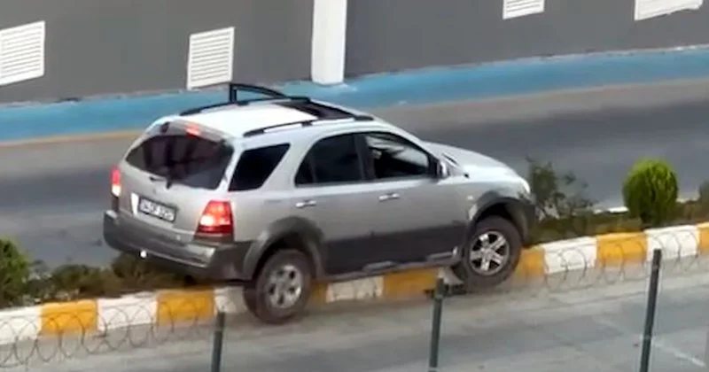 Kurnaz sürücü yolu kısaltmak istedi, aracı refüje takıldı Sözcü Gazetesi