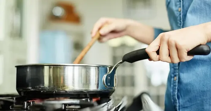 Her gün mikroplastik yutuyorsunuz! Uzmanı uyardı: Kıyafetinizden, içtiğiniz suya kadar 3 basit şeye dikkat ederek tehlikeden korunabilirsiniz…