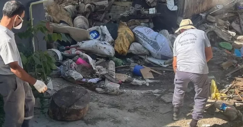 Kötü koku nedeniyle mahalleli ayaklandı, evden 20 kamyon çöp çıktı