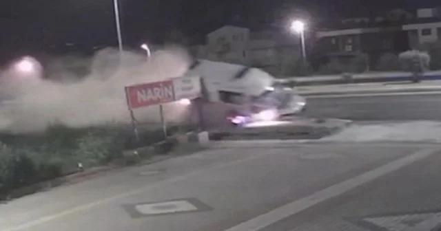 Balıkesir de ambulans kaldırıma çarptı: 2 si ağır 3 kişi yaralandı VİDEO İZLE