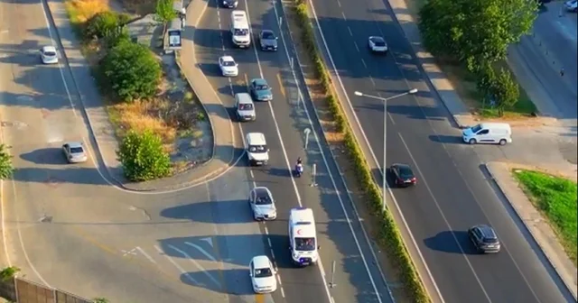 Ambulans sireni duyuldu, sürücüler fermuar sistemiyle yol açtı Muğla Haberleri