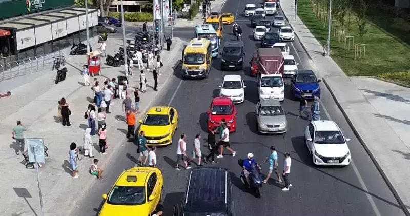 Silivri de 30 metre ilerideki yaya geçidini kullanmayanlar trafiği tehlikeye sokuyor