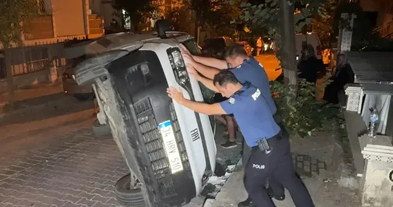 Avcılar’da park halindeki iki araca çarpan hafif ticari araç yan döndü