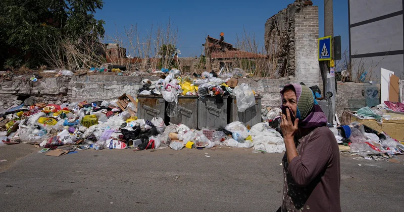 İzmir de çöp yığınları ve kötü koku tepkilere neden oluyor