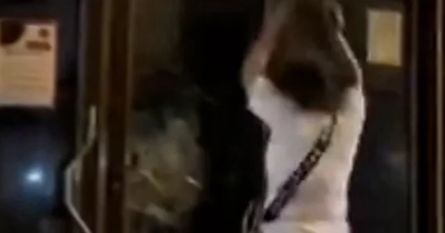 Küçükçekmece bir kadın caminin camını kırarak içeri girdi VİDEO İZLE