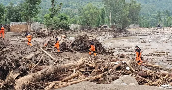 Sel ve heyelan 645 can aldı! Muson yağmurlarının bilançosu artıyor