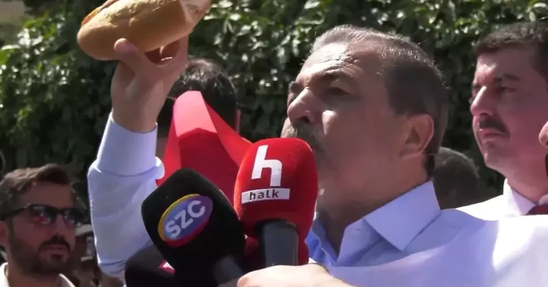 Memurlar sokağa indi! Çalışma Bakanlığı nın önüne ekmek bıraktılar