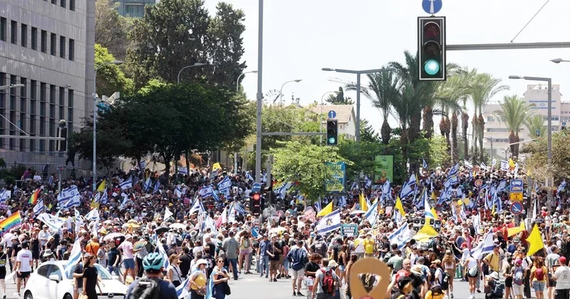 İsrail’de hayat durdu… İşyerlerinde grev meydanlarda protesto