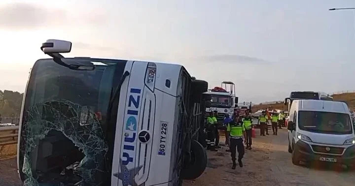 Son dakika... Kuzey Marmara Otoyolu nda yolcu otobüsü devrildi: 3 can kaybı, 14 yaralı