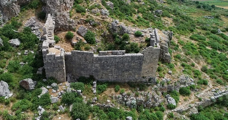 Sillyon Antik Kenti ndeki kazılarda Roma dönemine ait 4 mezar bulundu