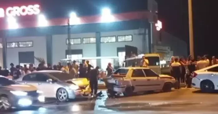 Markete gitmek isteyen anne ve kızına otomobil çarptı: Anne öldü, kızı ağır yaralandı