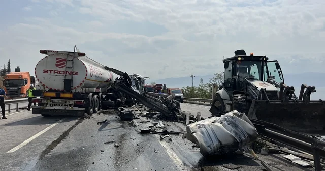 Tanker önce yön levhasına ardından bariyere çarptı; TEM de ulaşım aksadı Kocaeli Haberleri