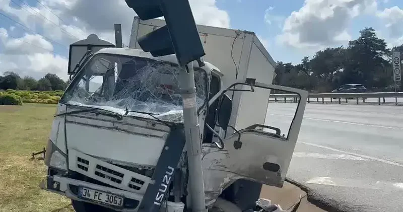 Arnavutköy de kamyonet önce reklam panolarına ardından trafik ışıklarına çarptı