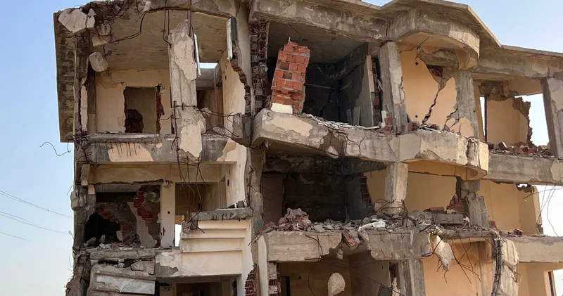 Çökme riski bulunan 3 katlı bina, mahalleliyi tedirgin ediyor